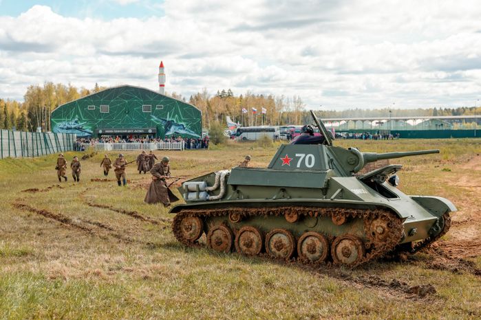 Военно-историческая реконструкция боя Великой Отечественной войны с техникой и авиацией в парке «Патриот» Одинцовского округа