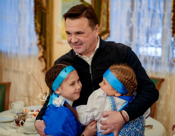 Андрей Воробьев поздравил с Новым годом воспитанниц детского приюта при Покровском монастыре