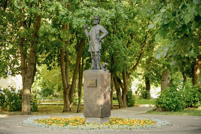 Памятник Дворник с собачкой