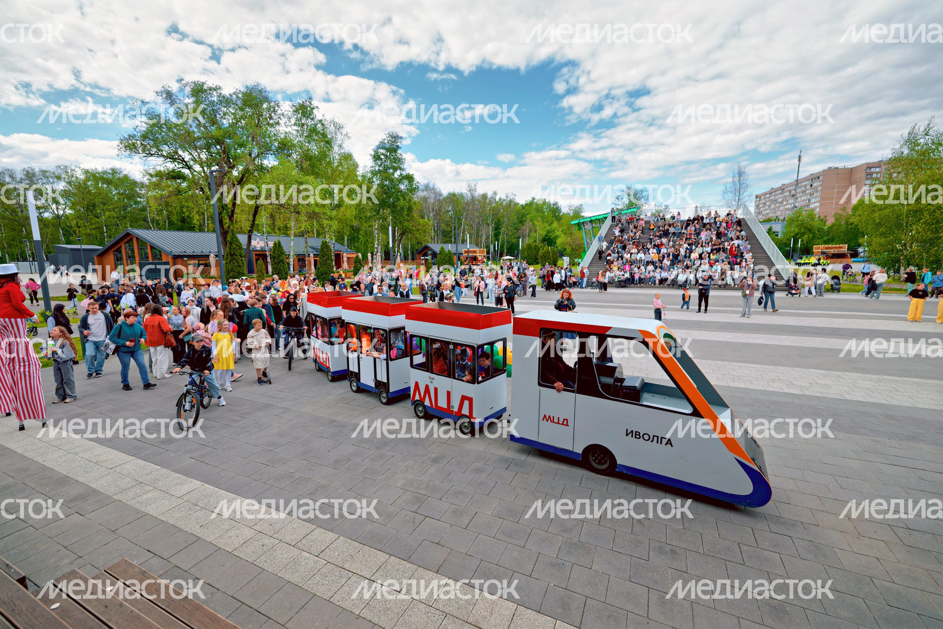 Костюмированное шествие в Центральном парке Лобни на закрытии XXX Театрального фестиваля «Русская классика» Костюмированное шествие в Центральном парке Лобни на закрытии XXX Театрального фестиваля «Русская классика»