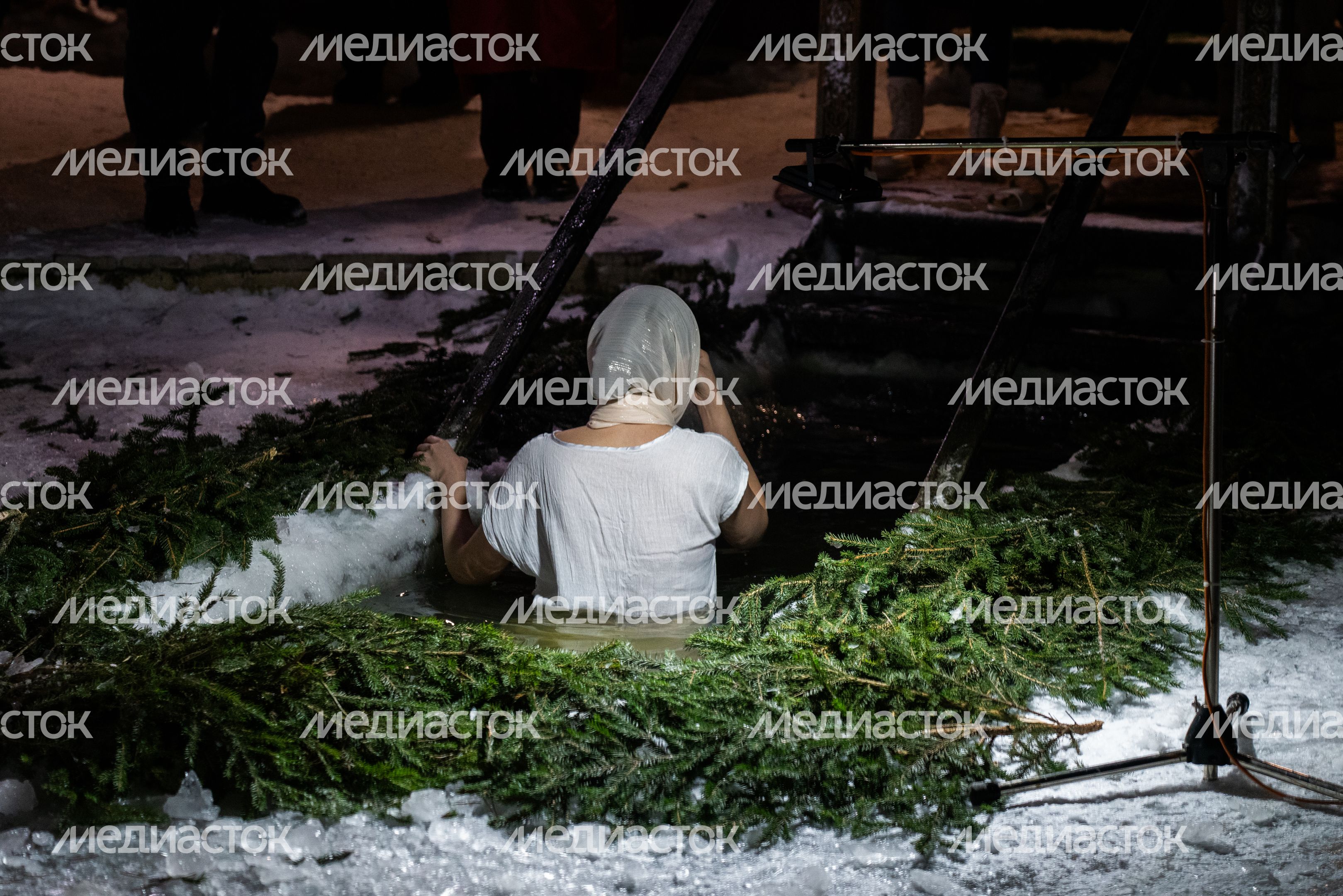 Крещенские купания в Михайло-Архангельском храме деревни Бушарино округа Звенигород Крещенские купания в Михайло-Архангельском храме деревни Бушарино округа Звенигород