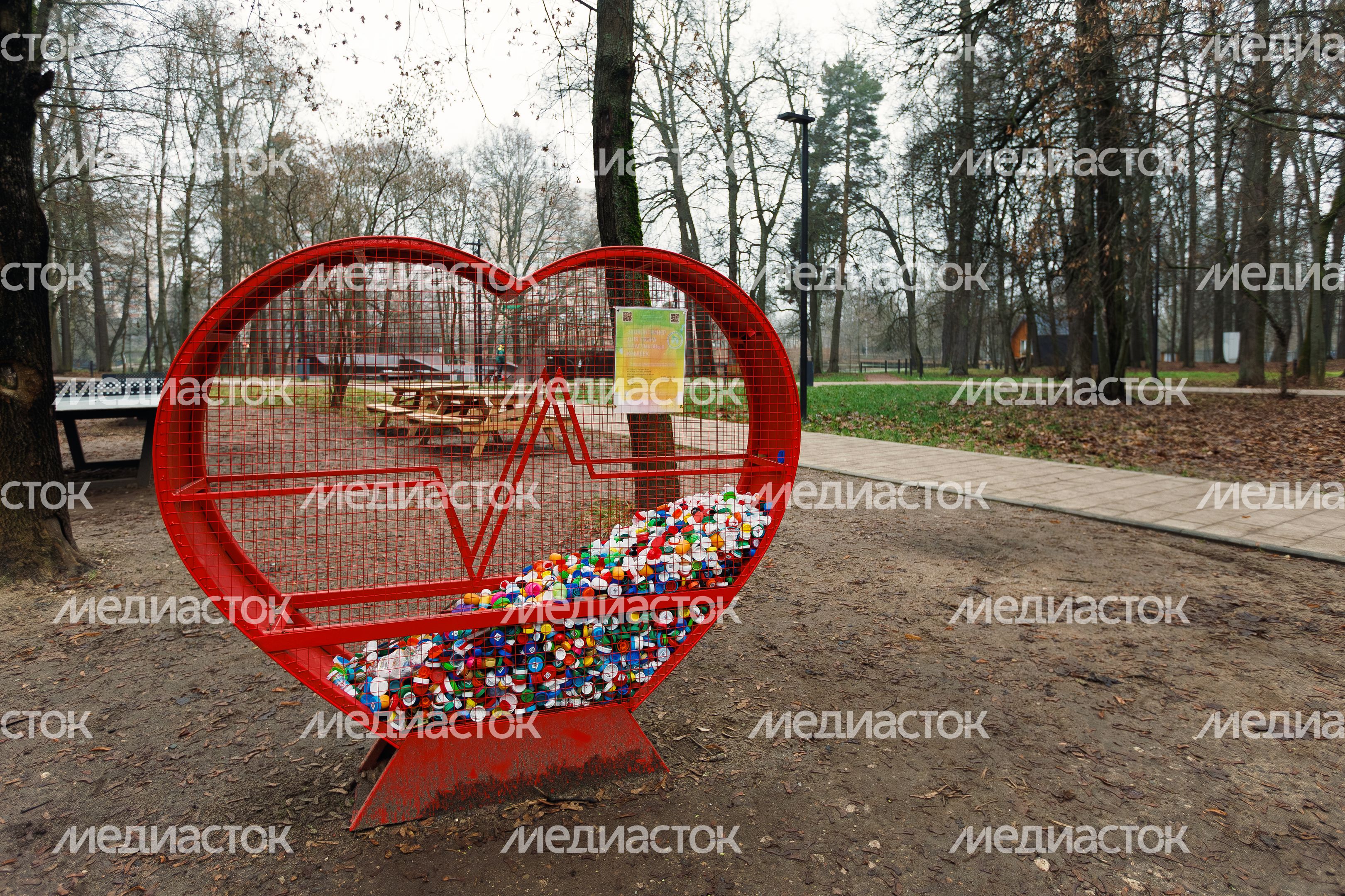 Контейнер для сбора пластиковых крышек в парке культуры и отдыха «Свердловский» поселка Свердловский Контейнер для сбора пластиковых крышек в парке культуры и отдыха «Свердловский» поселка Свердловский
