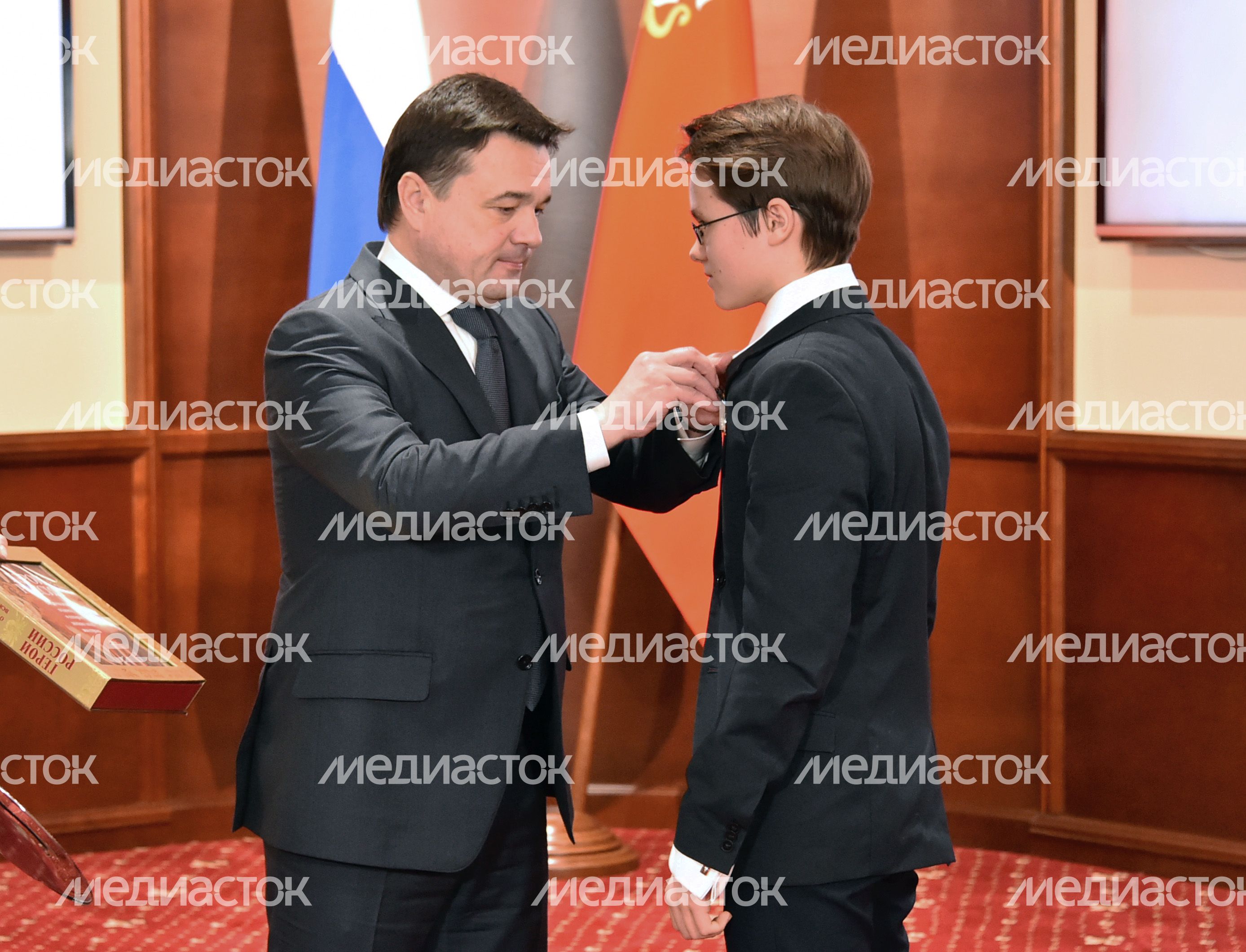 Награждение медалями и грамотами подмосковных детей‑героев
