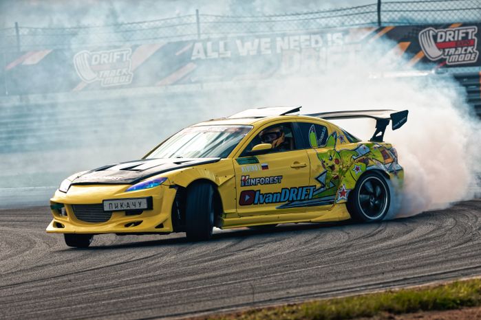 Дрифт-гонка автомобилей по автодрому Moscow Raceway на фестивале «Дрифт Экспо» в Волоколамске