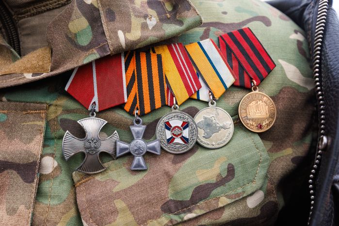 Медали на военной форме солдата СВО в День Победы