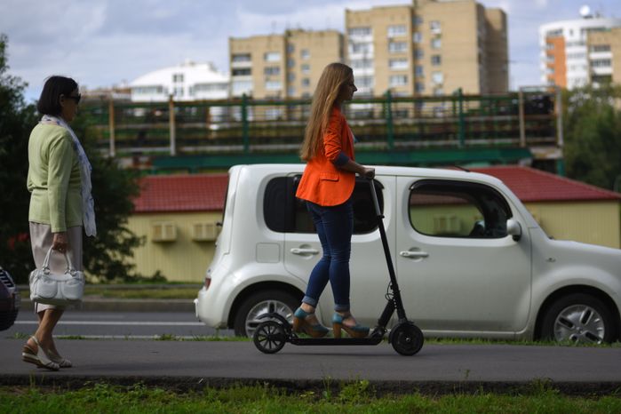 Девушка на электрическом самокате в Москве