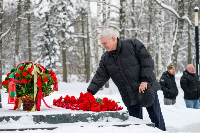 Возложение цветов к памятнику первому космонавту Юрию Гагарину в Звездном городке
