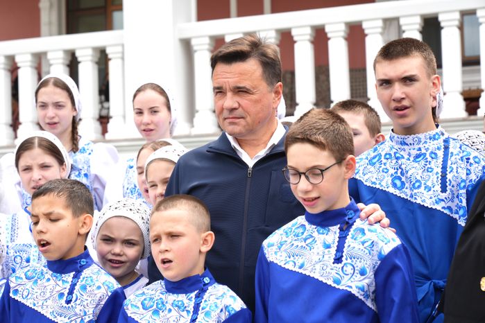 Андрей Воробьев поздравил настоятельницу и воспитанниц Покровского женского монастыря