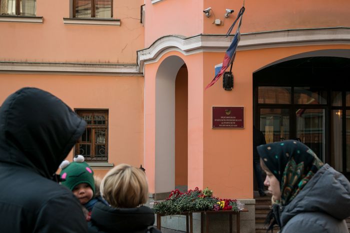 Москвичи несут цветы в знак скорби по погибшим в авиакатастрофе в Ростове-на-Дону