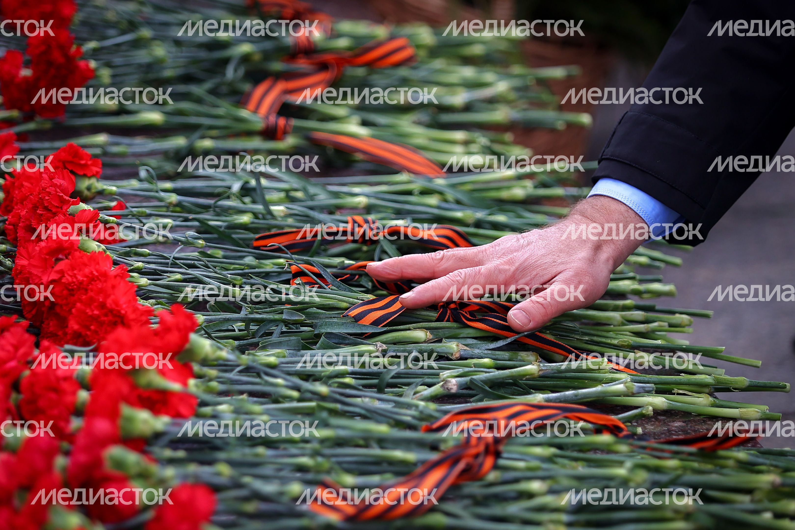 Возложение губернатором венка к Могиле Неизвестного Солдата