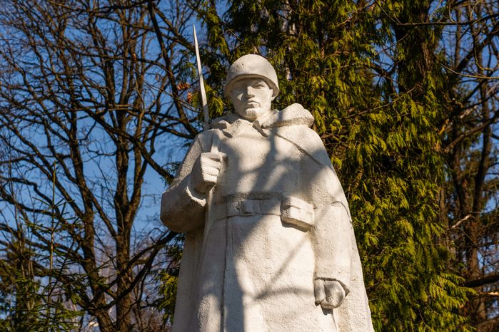 Памятник-обелиск «Солдат на рубеже обороны» в Лобне