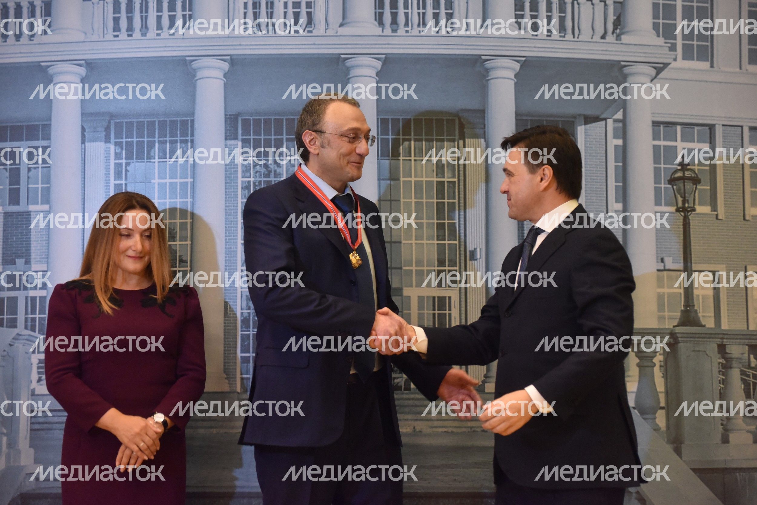 Губернатор вручил ордена за большой вклад в реконструкцию школы в Одинцовском районе