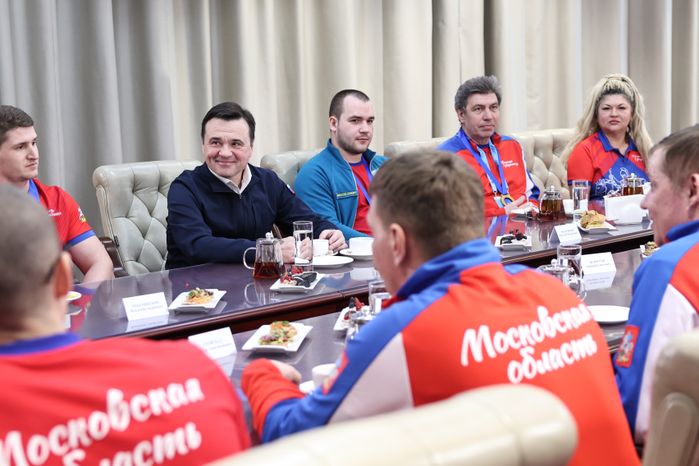 Андрей Воробьёв поздравил команду по следж-хоккею «Гвардия» с победой
