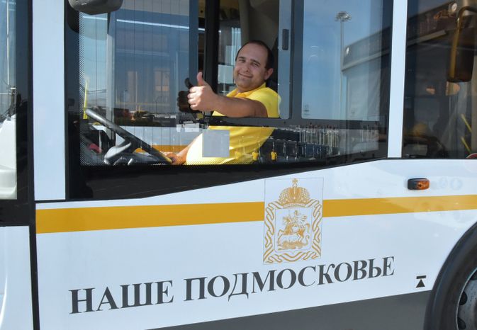 А. Воробьев вручил муниципалитетам ключи от 126 новых автобусов