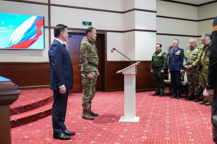 Андрей Воробьев вручил государственные награды добровольцам БАРСа