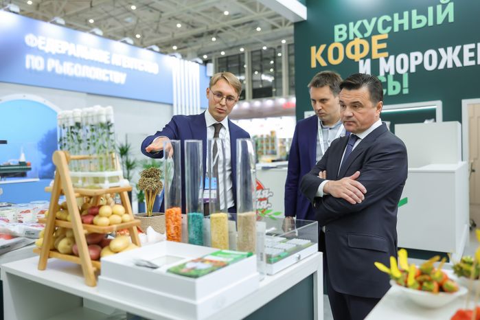 Андрей Воробьев на стенде "Подмосковье - пространство возможностей" выставки "Золотая осень"