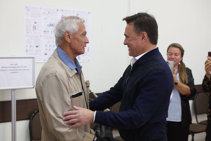 Андрей Воробьев с дочерьми проголосовал на избирательном участке в Одинцовском округе