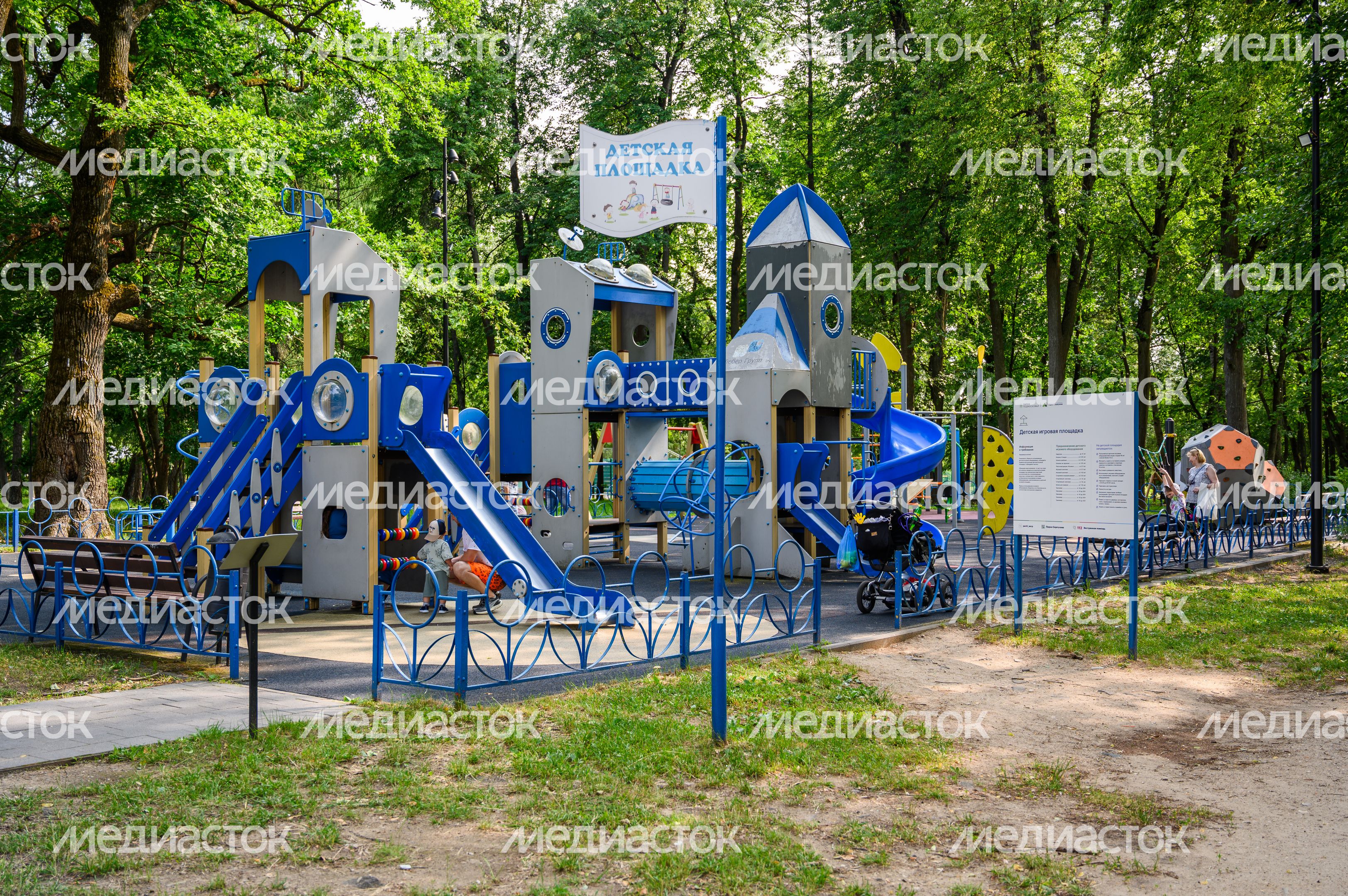 Детская площадка в парке культуры и отдыха им. Олега Степанова в Серпухове летом Детская площадка в парке культуры и отдыха им. Олега Степанова в Серпухове летом