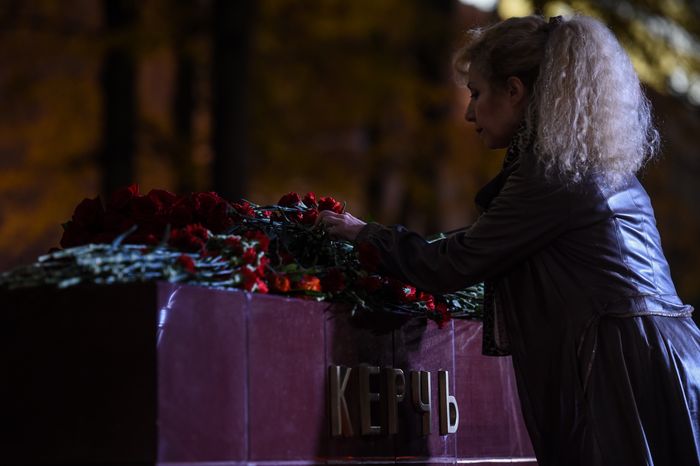 Возложение цветов к мемориалу города Керчь в Москве