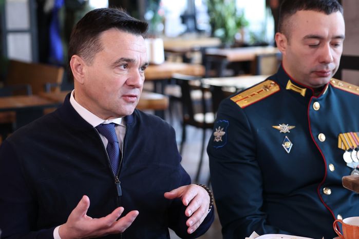 Андрей Воробьев пообщался с героями СВО и волонтерами за чашкой чая