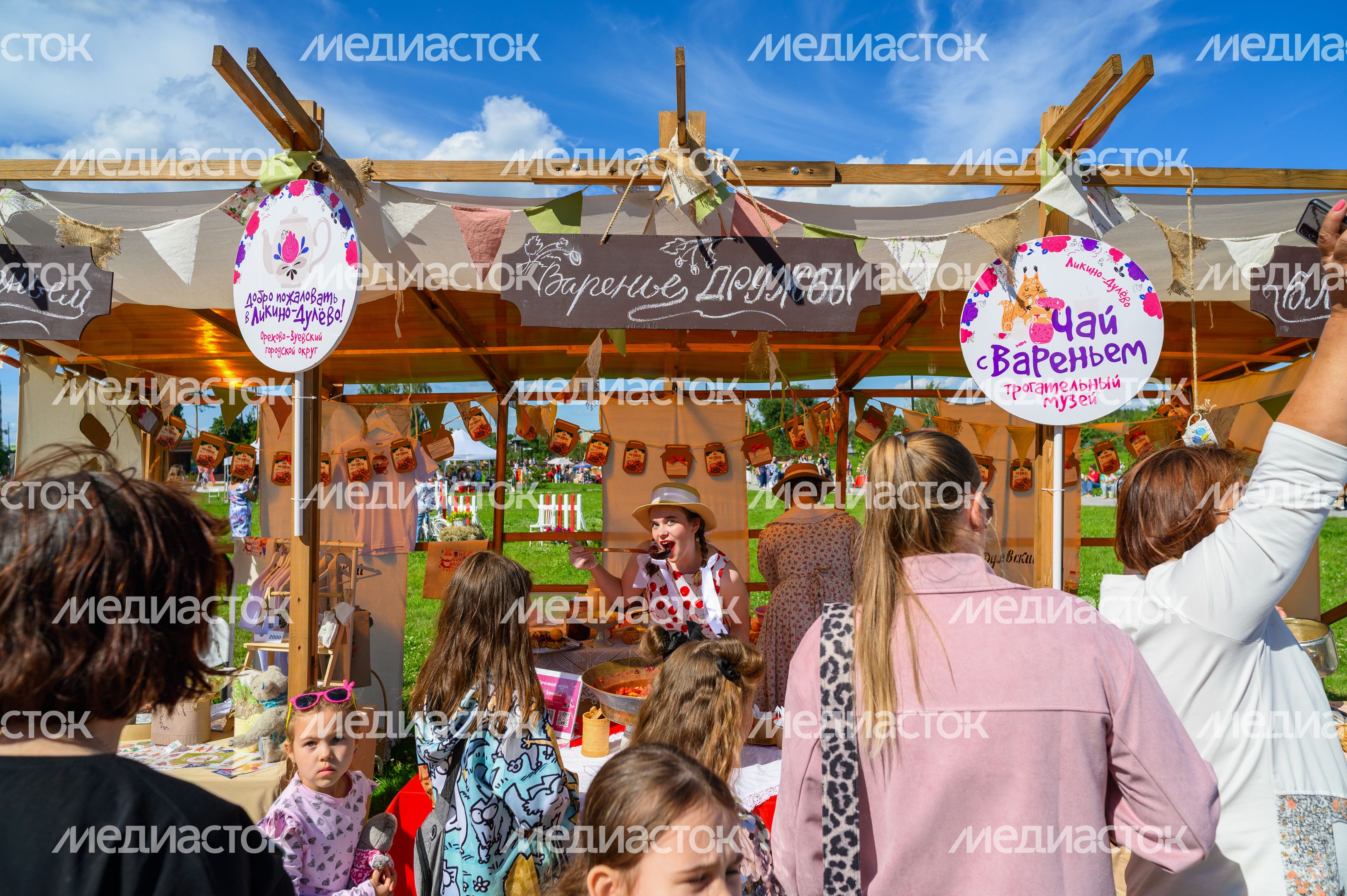 Экспозиция трогательного музея «Чай с вареньем» на гастрономическом фестивале «Вар-Варенье» в Ликино-Дулево Экспозиция трогательного музея «Чай с вареньем» на гастрономическом фестивале «Вар-Варенье» в Ликино-Дулево