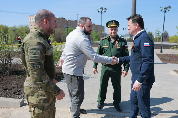 Андрей Воробьев вместе с ветеранами СВО возложил цветы к стеле в Можайске