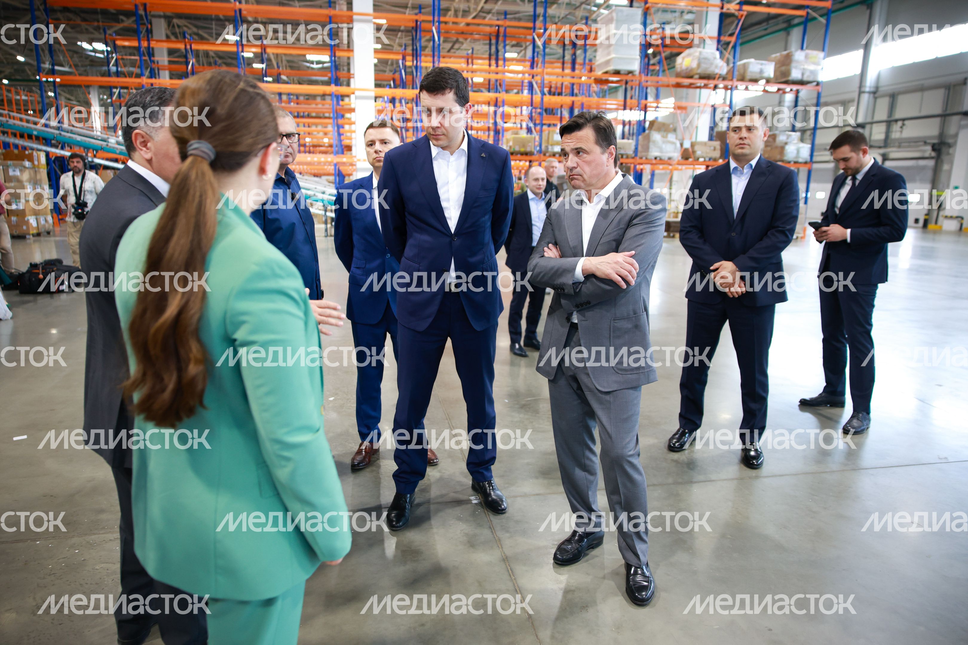 Андрей Воробьев и Антон Алиханов посетили новый логистический комплекс "Глория Джинс" под Подольском Андрей Воробьев и Антон Алиханов посетили новый логистический комплекс "Глория Джинс" под Подольском