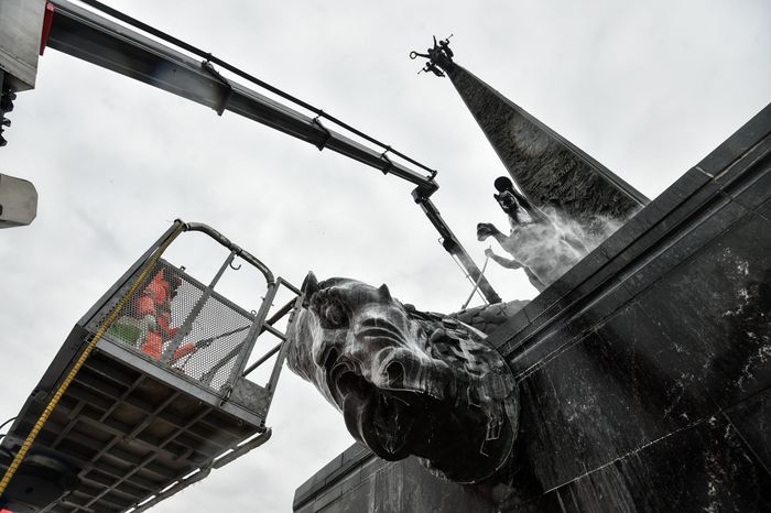 Промывка после зимы Монумента Победы на Поклонной горе в Москве