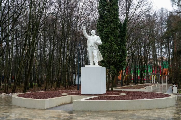 Памятник В.И. Ленину в Красногорском городском парке после реконструкции зимой
