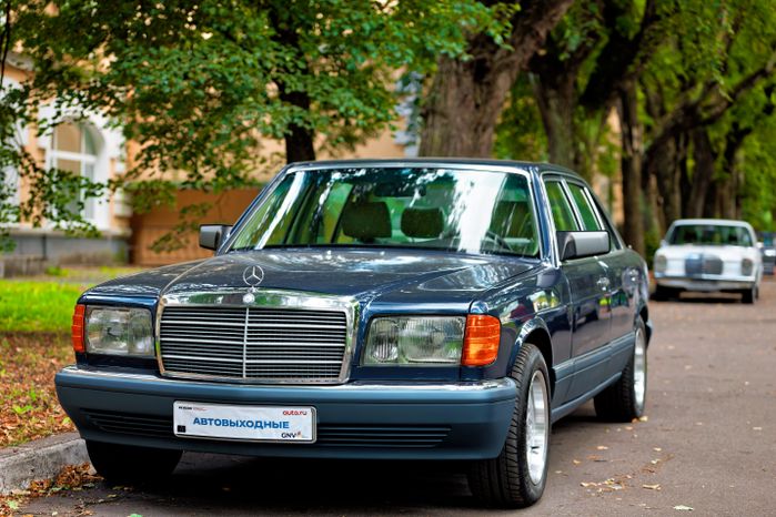 Ретроавтомобили и суперкары на автофестивале «Автовыходные в Архангельском» в округе Красногорск