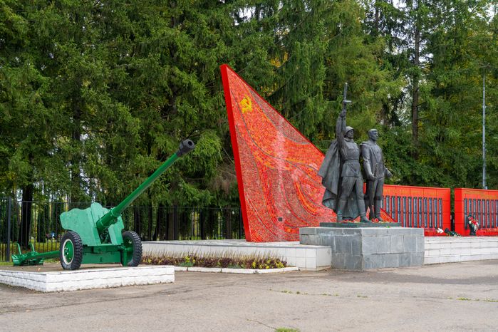 Мемориал погибшим в Великой Отечественной войне на аллее Славы в парке культуры и отдыха «Победа» в Талдоме
