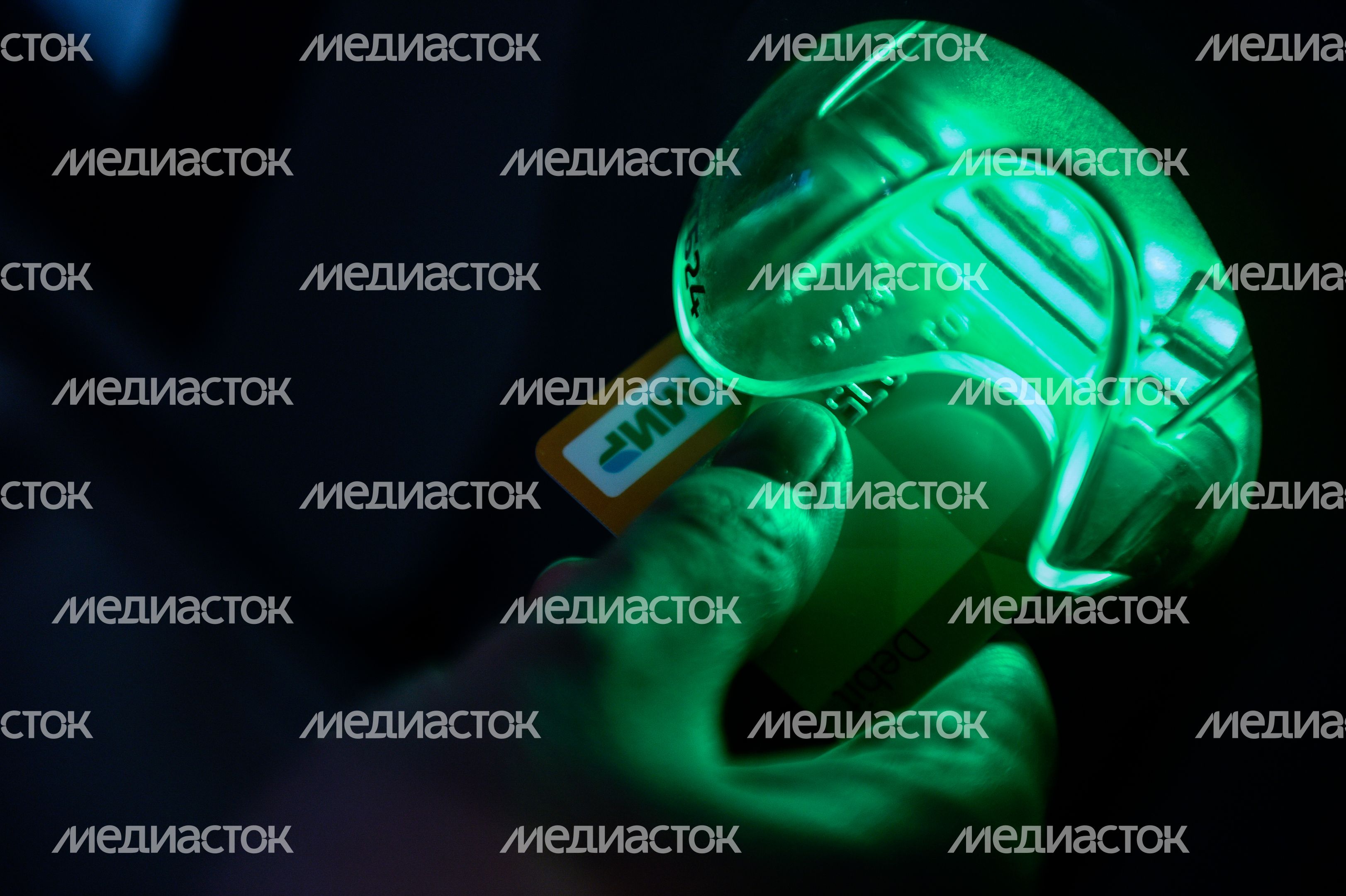 Банковская карта МИР