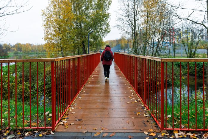 Пешеходный мост через реку в городском парке культуры и отдыха г. Ивантеевка осенью