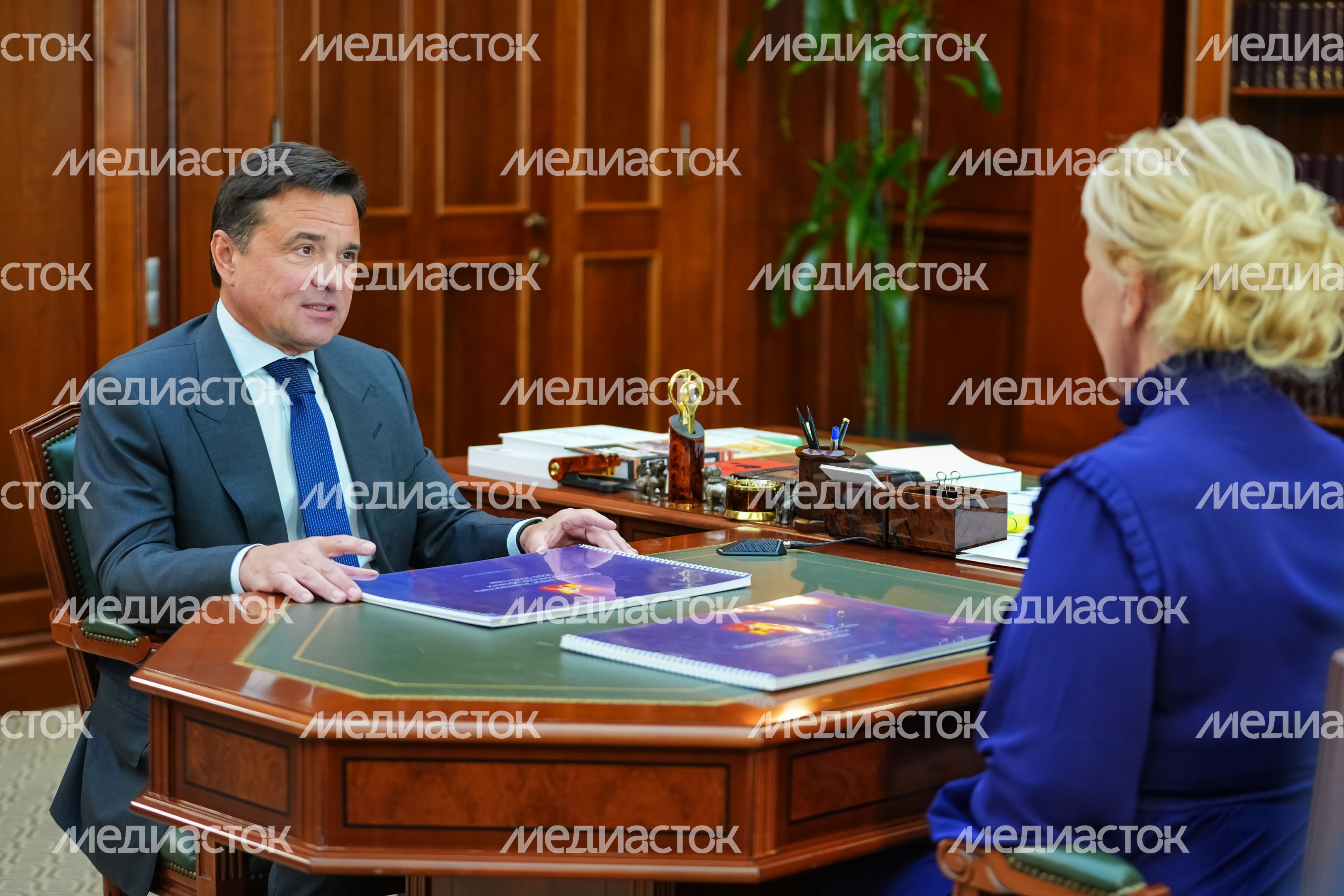 Андрей Воробьев поблагодарил Инну Волкову за работу на посту главы г.о. Электросталь Андрей Воробьев поблагодарил Инну Волкову за работу на посту главы г.о. Электросталь