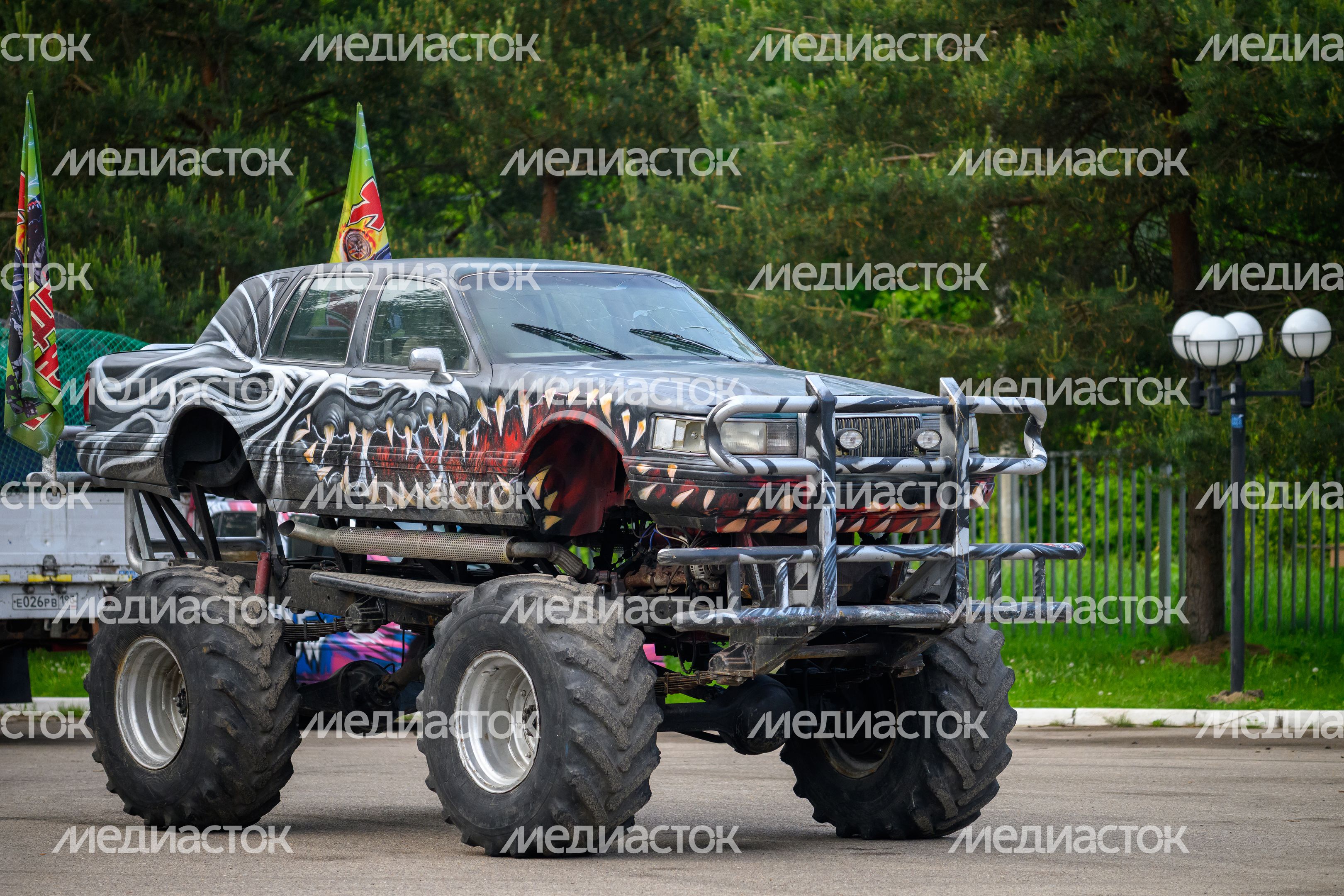 Невероятные трюки на монстр-траках на шоу каскадеров в Чехове Невероятные трюки на монстр-траках на шоу каскадеров в Чехове