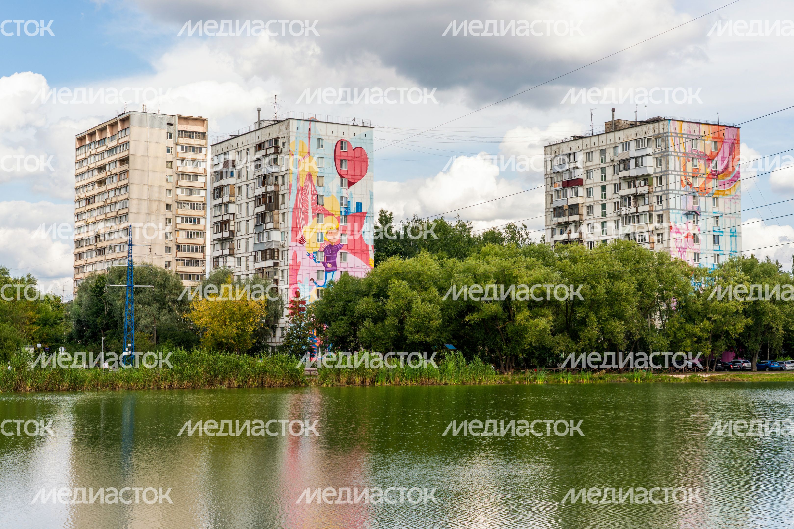 Мурал «Лети к мечте» на фасаде дома по улице Ленина в Лобне