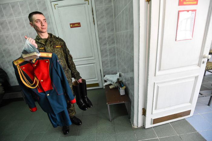 Подготовка военнослужащих отдельного комендантского Преображенского полка к военному параду на Красной площади