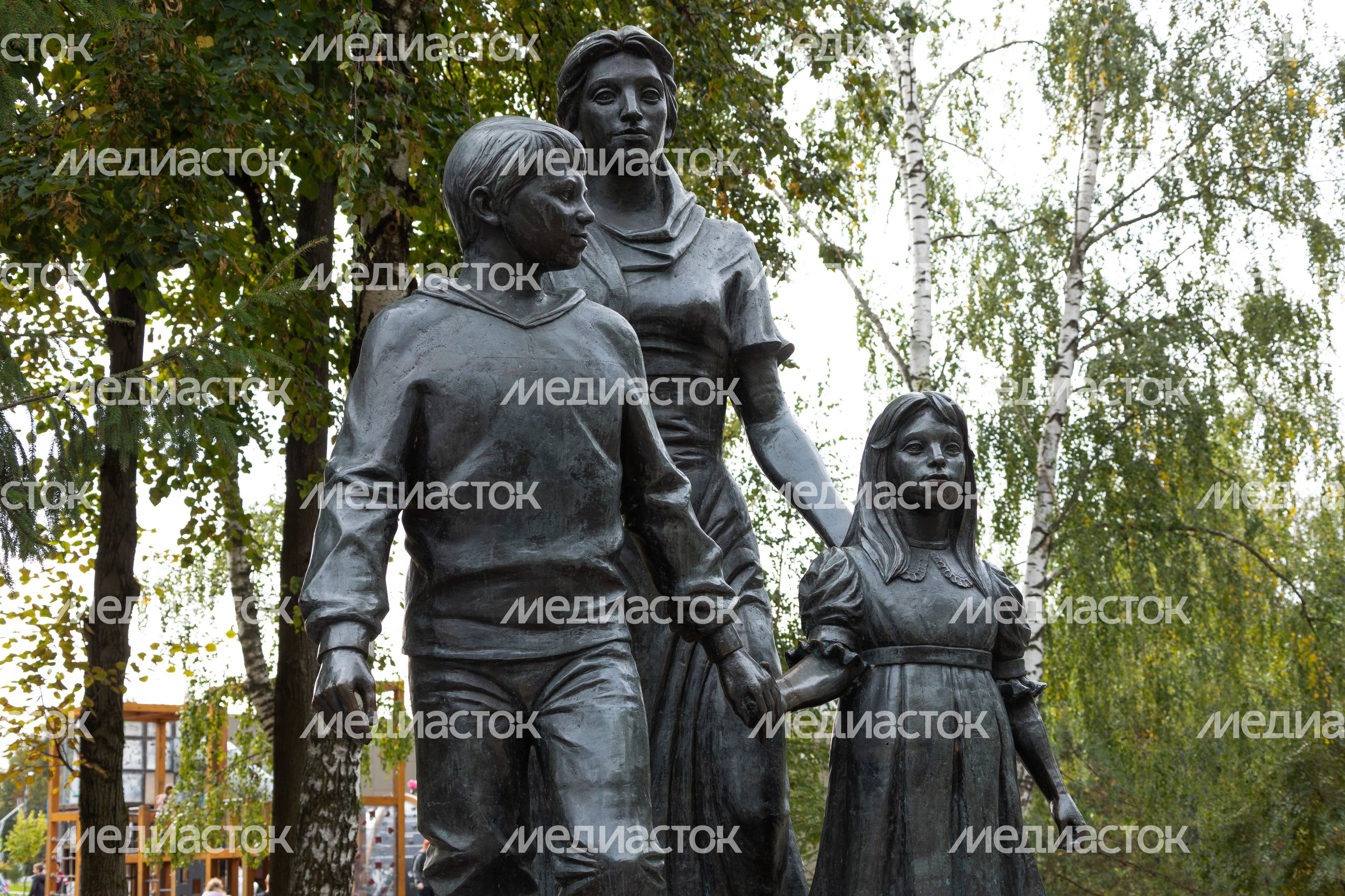 Памятник «Нашим матерям» на аллее Славы города Видное Ленинского округа Памятник «Нашим матерям» на аллее Славы города Видное Ленинского округа
