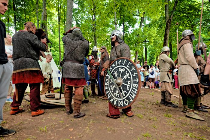 Показательный бой рыцарей на Фестивале исторической реконструкции «Наследие предков-2026» в Раменском парке