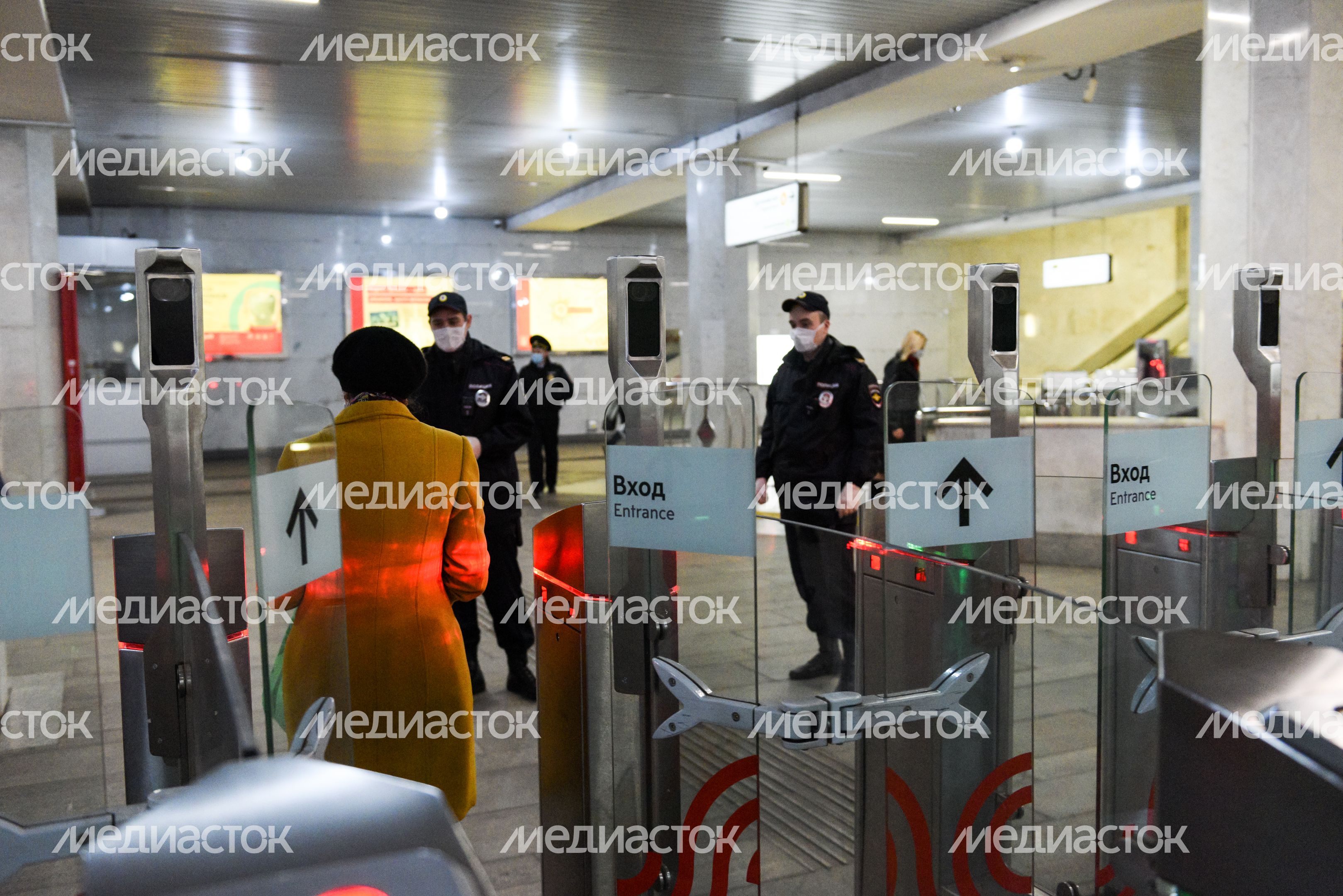 Проверка электронных пропусков в московском метро Проверка электронных пропусков в московском метро