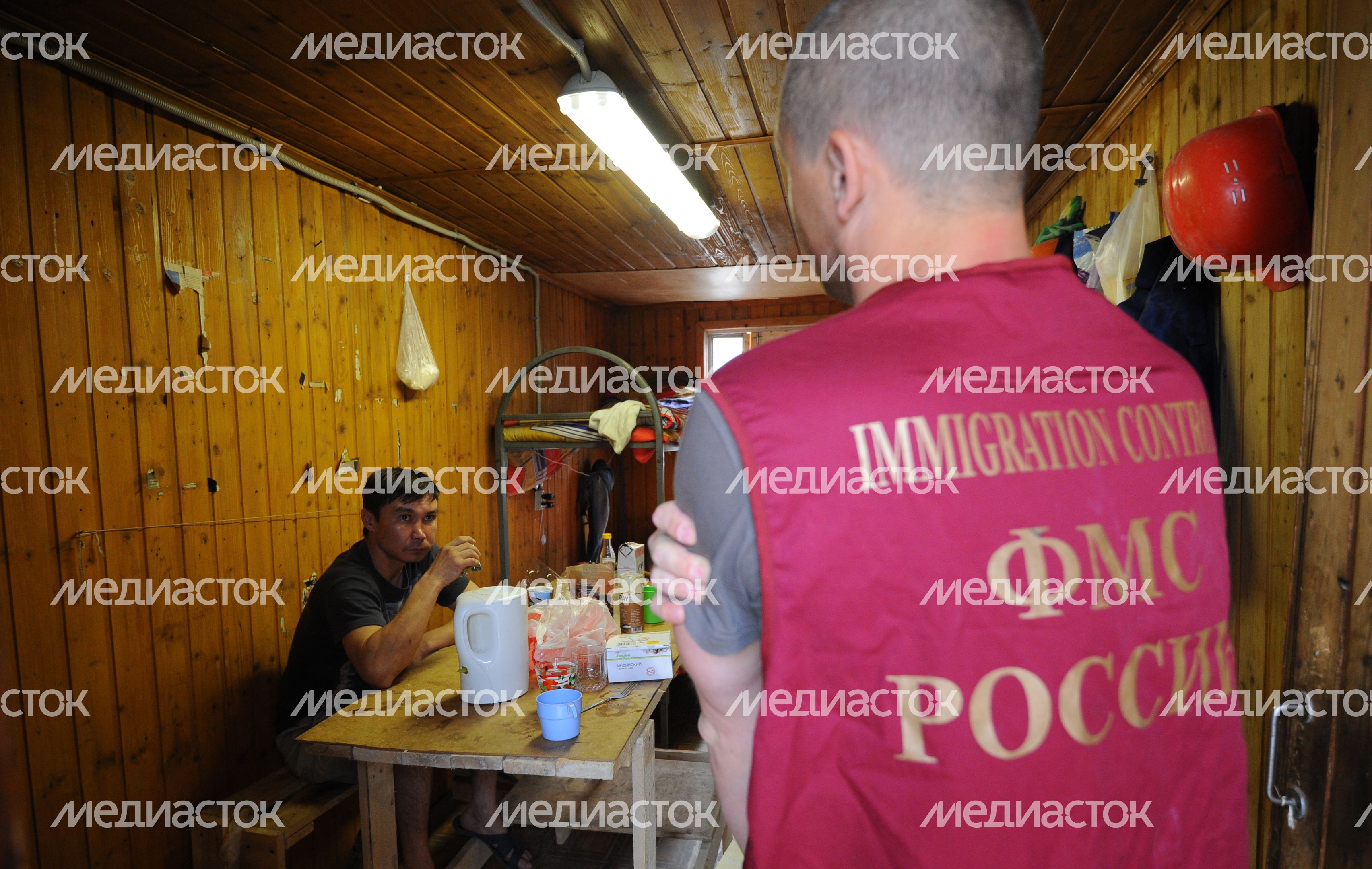 Рейд по пресечению незаконной миграции на стройке в Химках Рейд по пресечению незаконной миграции на стройке в Химках