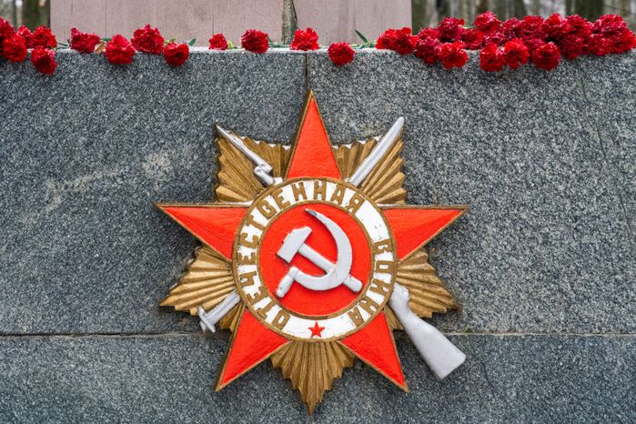 Памятник погибшим в Великой Отечественной войне выпускникам курсов «Выстрел» в Солнечногорске