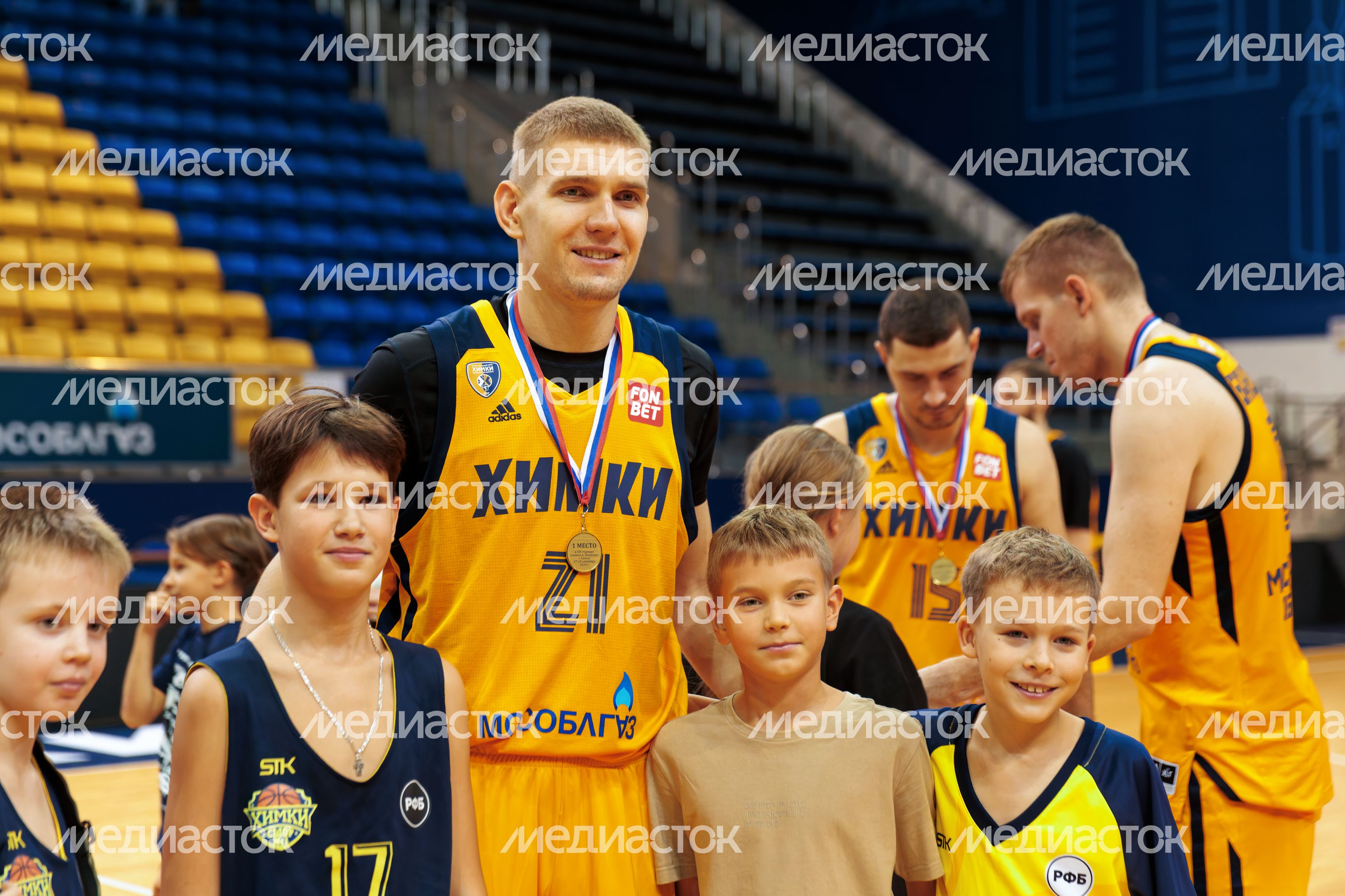 Центровой баскетбольной команды "Химки" Кирилл Попов с молодыми спортсменами Центровой баскетбольной команды "Химки" Кирилл Попов с молодыми спортсменами