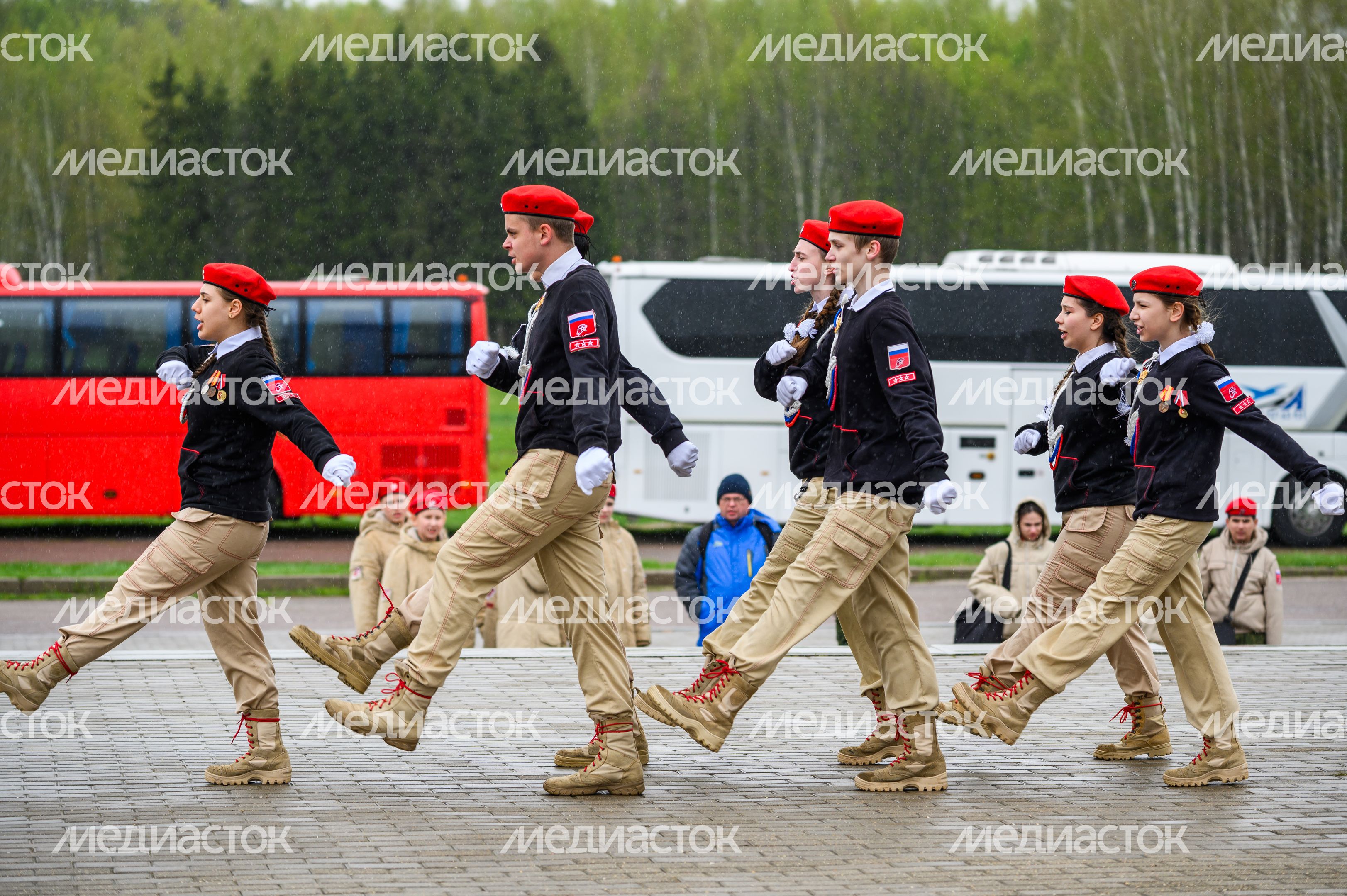 Военно-патриотическая игра «Юнармия, вперед!», посвященная Дню Победы, в Горках Ленинских Военно-патриотическая игра «Юнармия, вперед!», посвященная Дню Победы, в Горках Ленинских