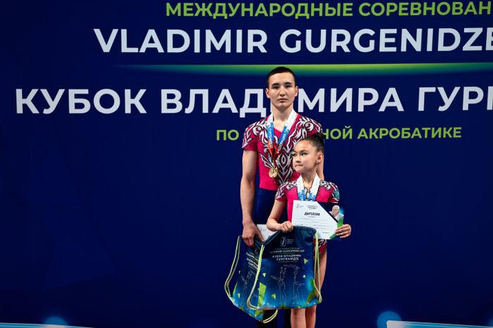 Награждение победителей среди смешанных пар на Кубке Владимира Гургенидзе по спортивной акробатике в Одинцово