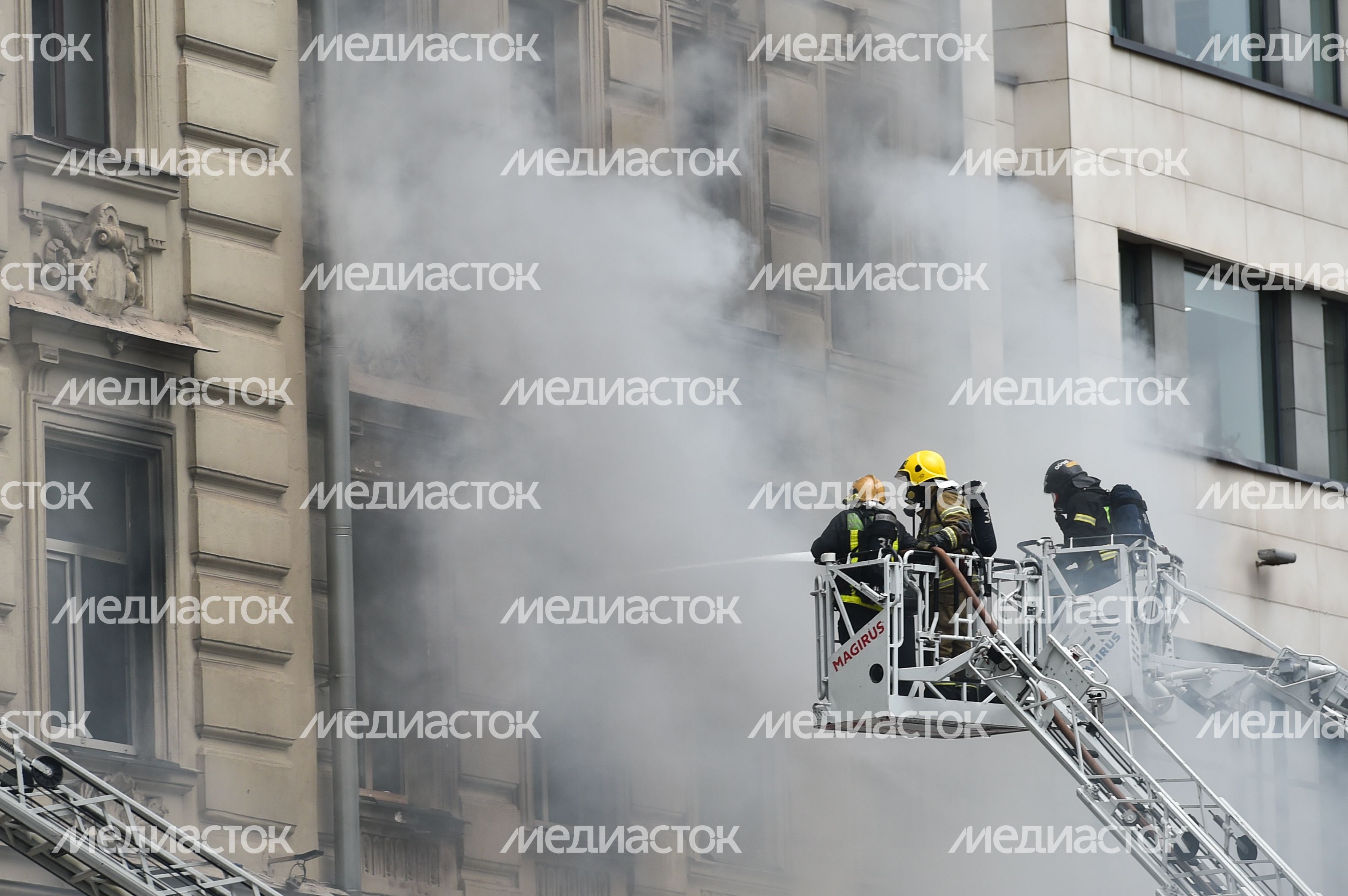 Пожар в реставрируемом здании на Тверской улице в Москве