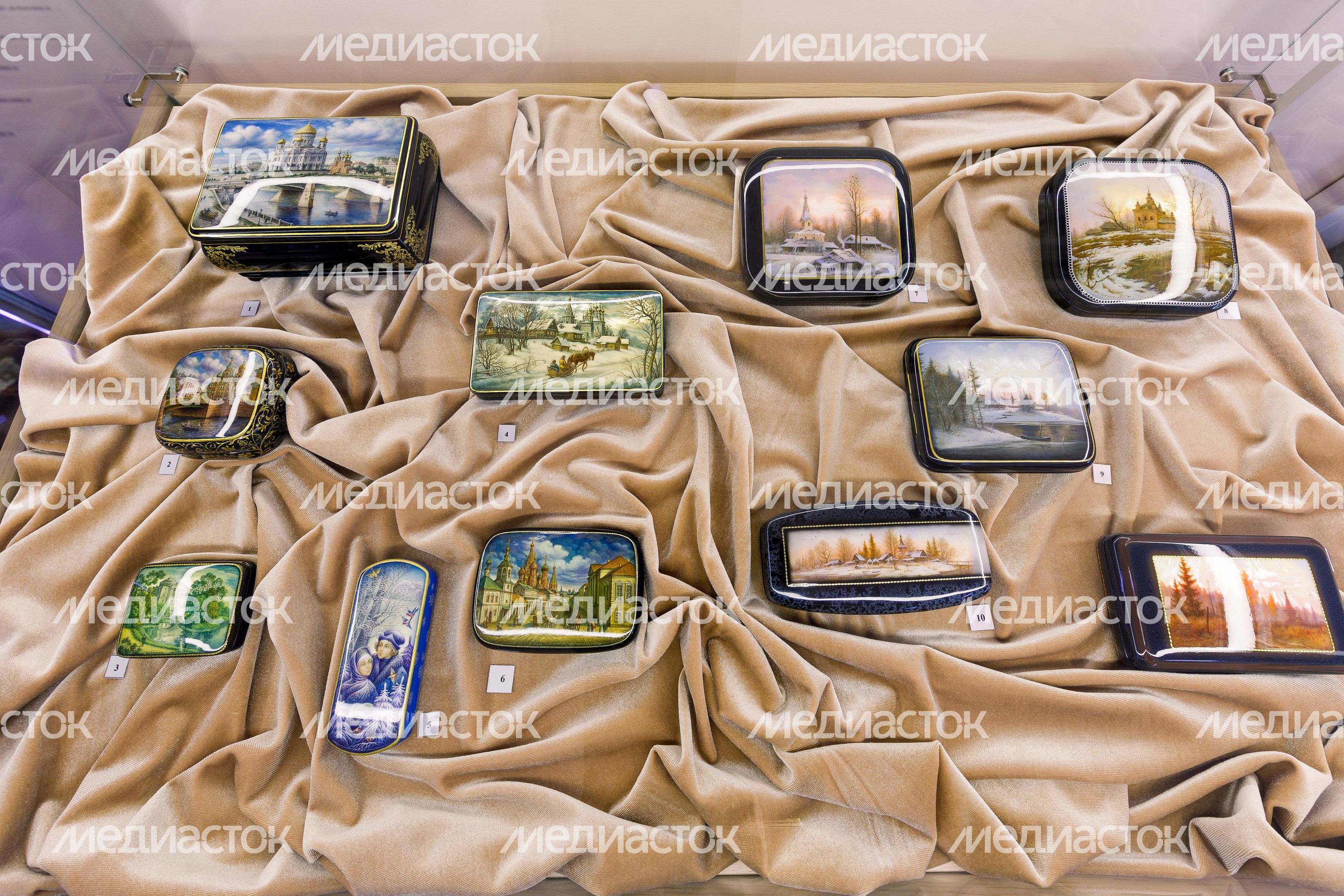 Лаковая миниатюра Федоскино на выставке «Фантазии полет и рук творенье…» в усадьбе Лукутиных в Мытищах Лаковая миниатюра Федоскино на выставке «Фантазии полет и рук творенье…» в усадьбе Лукутиных в Мытищах
