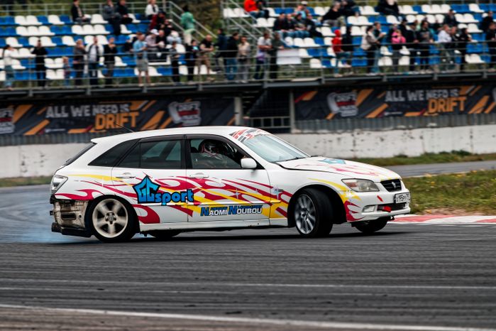 Гонка автомобилей на дрифт-фестивале скорости и драйва Drift Expo Track Mode 2025