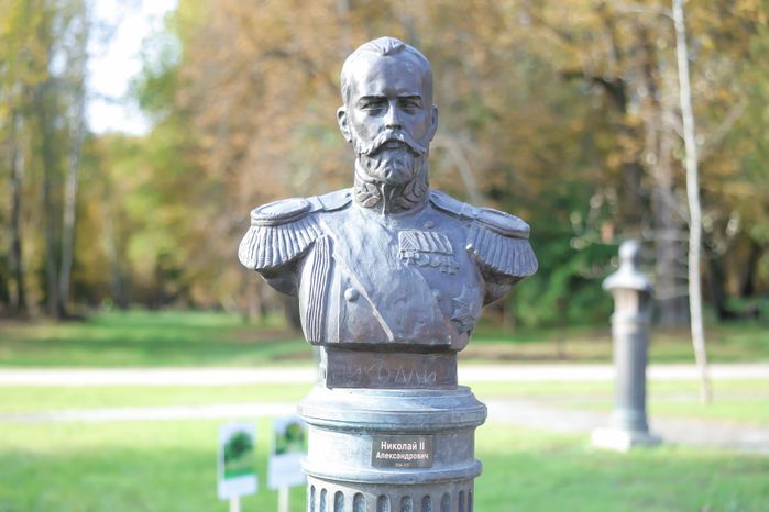 Бюст Николая Второго в Аллее правителей в усадьбе Татищева под Солнечногорском