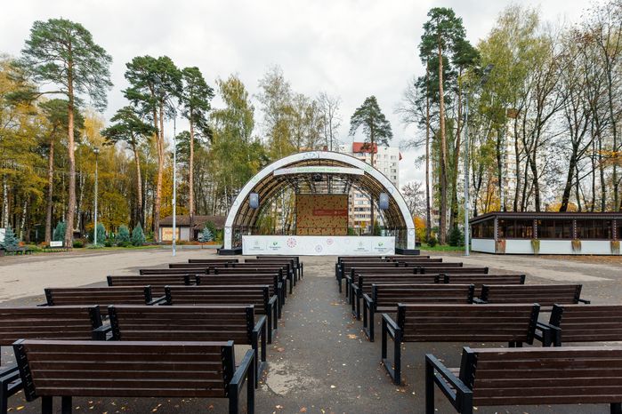 Сцена в Центральном парке культуры и отдыха в Ногинске осенью